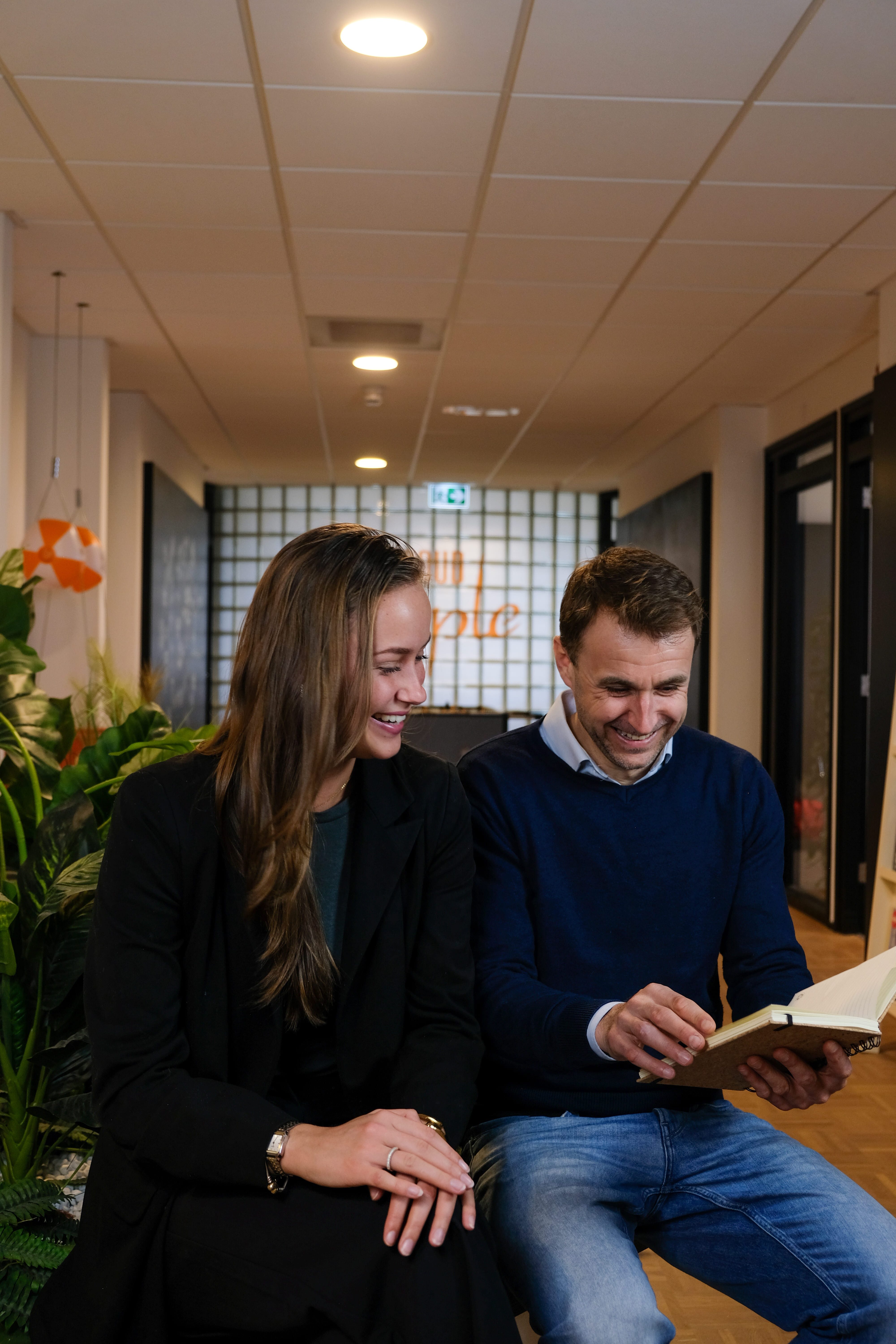 Collega's in gesprek op kantoor