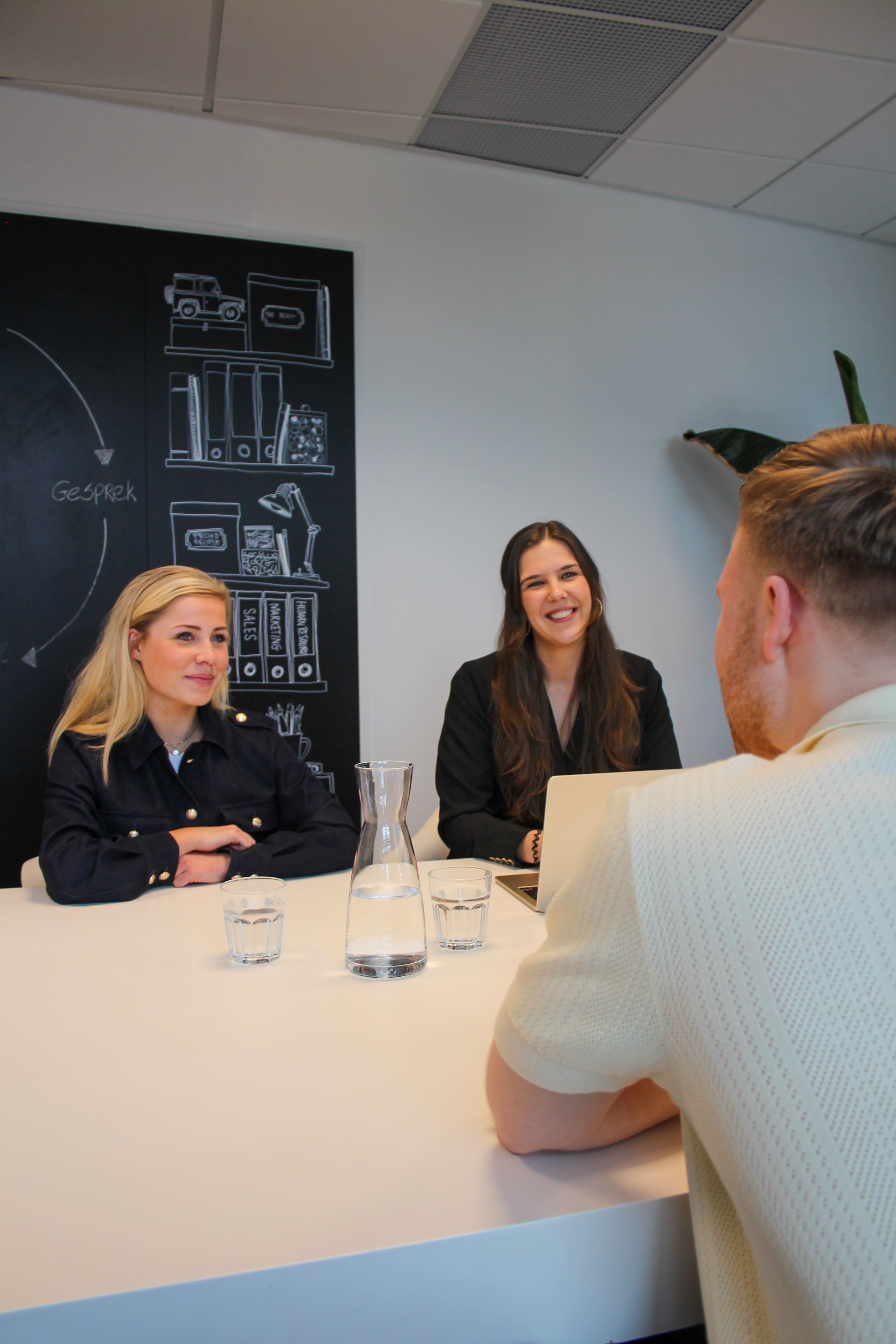 Andra en Sharon lachend naar beeldscherm