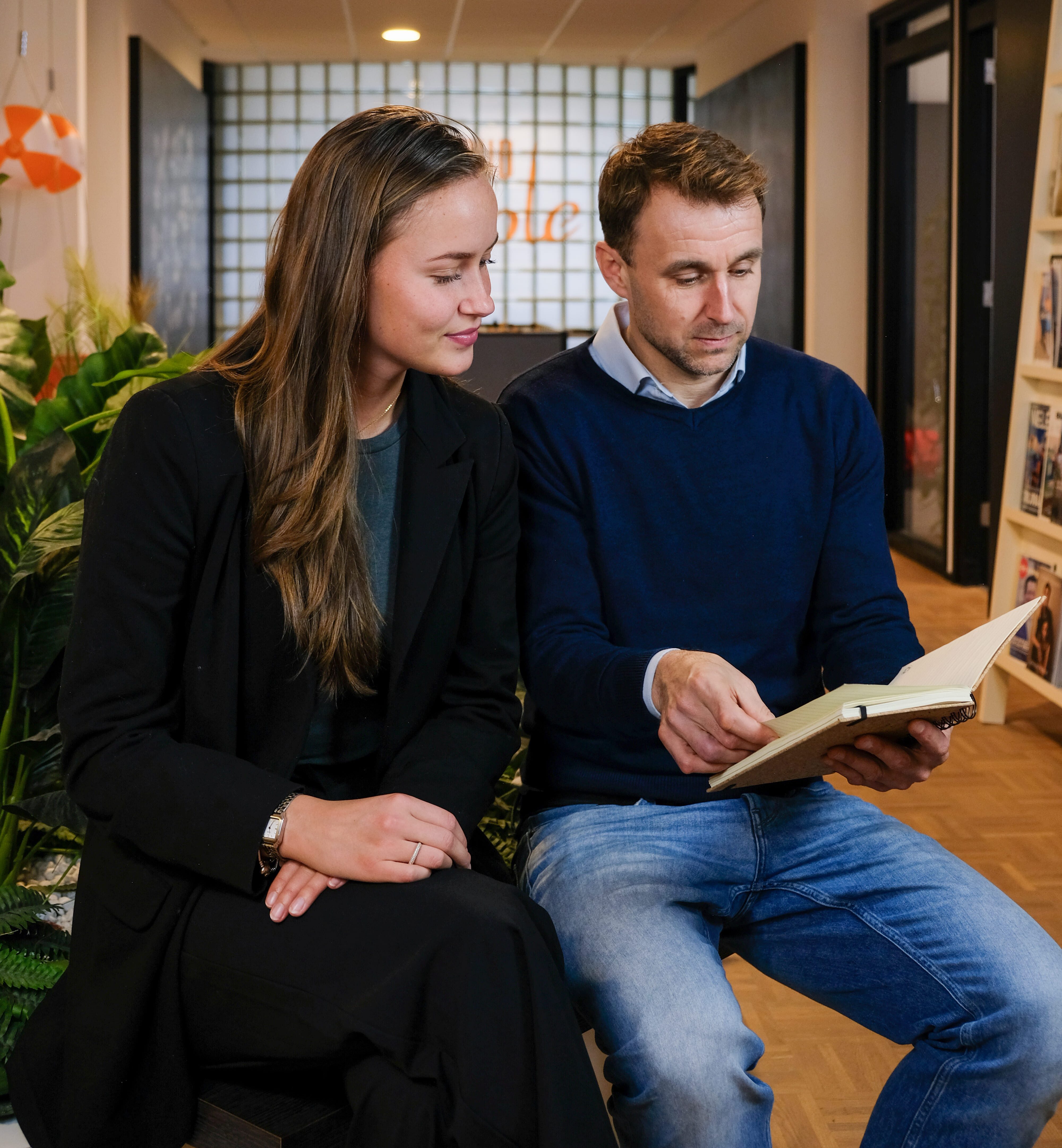 Finance-professional van Proud People aan het werk